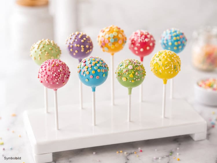 Bunte Cake Pops aufgereiht in einem Ständer