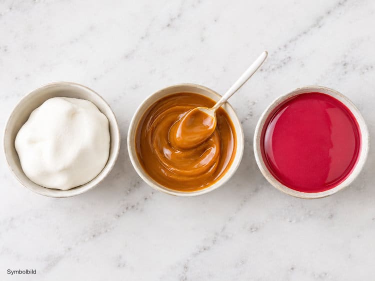 Verschiedene Anwendungen von Glukosesirup: Fondant, Karamell und Spiegelglasur