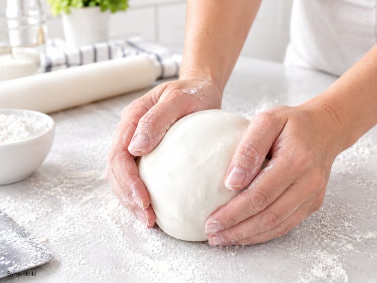 Hände kneten selbst gemachten Rollfondant