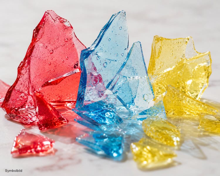 Farbige Isomalt-Splitter in verschiedenen Tönen nebeneinander
