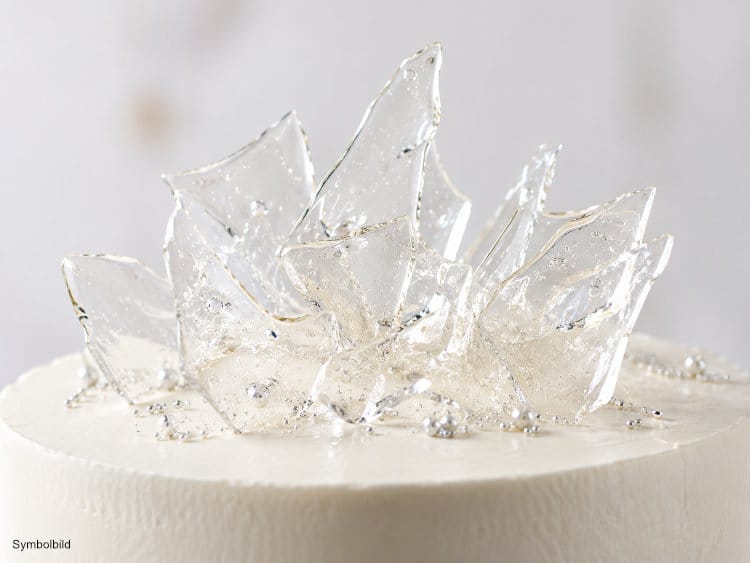 Glasklare Isomalt-Dekoration in Form von Zuckersplittern auf einer Torte