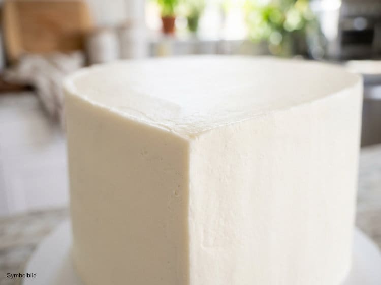 Nahaufnahme einer perfekt scharfen Tortenkante