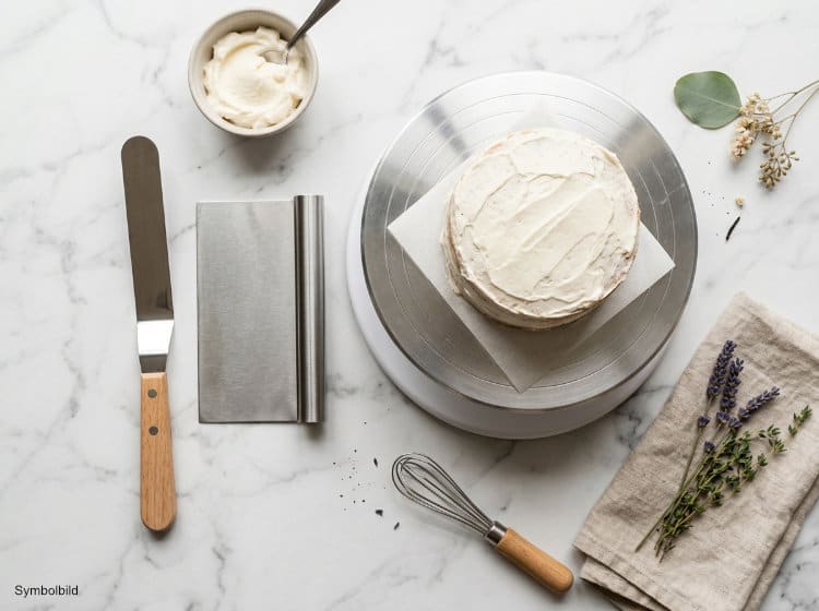 Zubehör zum Torte glatt einstreichen: Spachtel, Tortenschaber und Drehteller